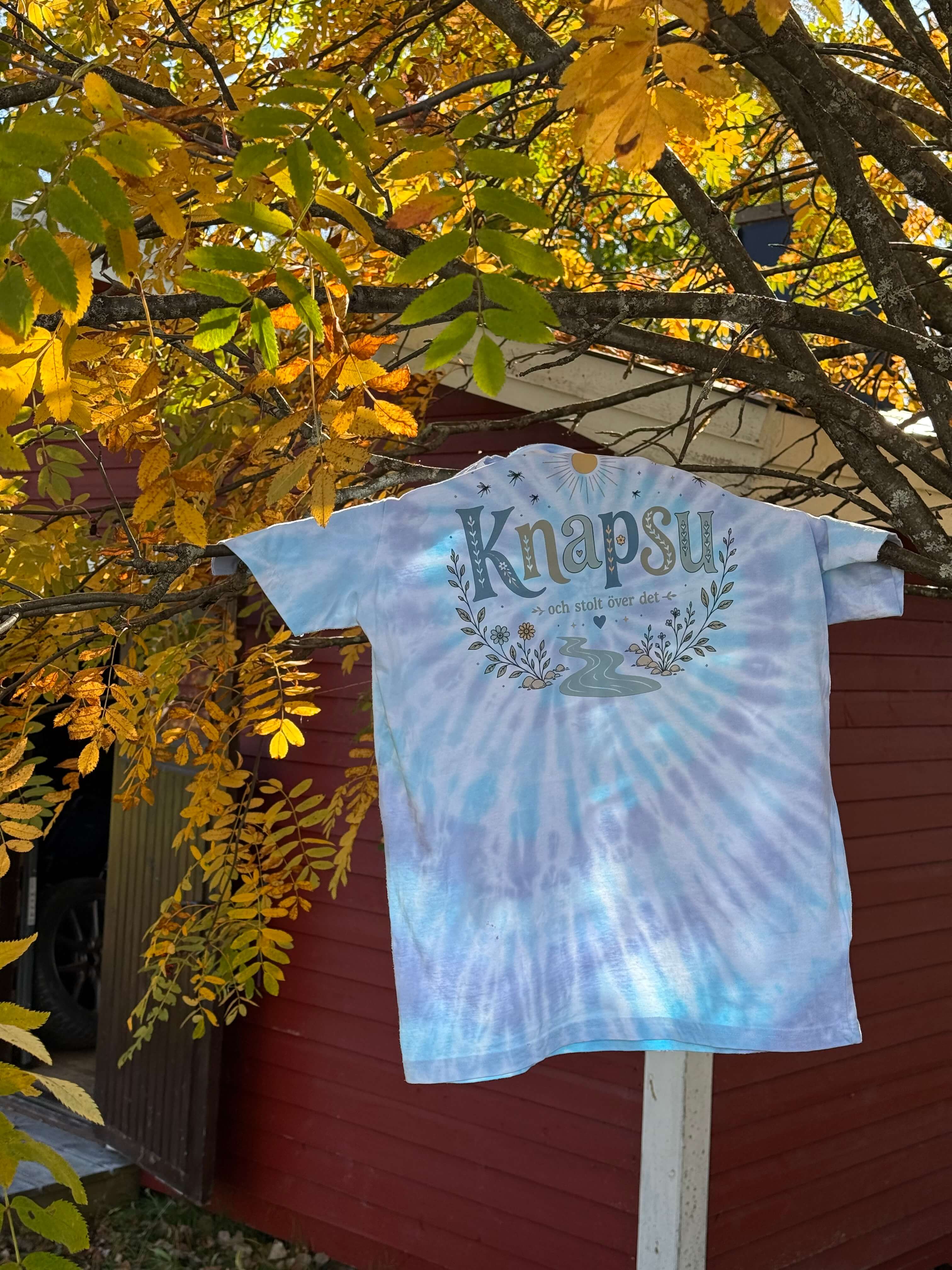Knapsu T-shirt av Tanja Pekkala